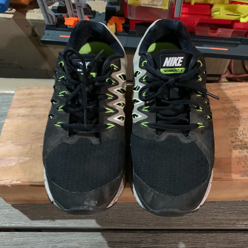 Nike Shoes Mens SZ 9 Sneakers Athletic Vomero 9 Running Casual Active